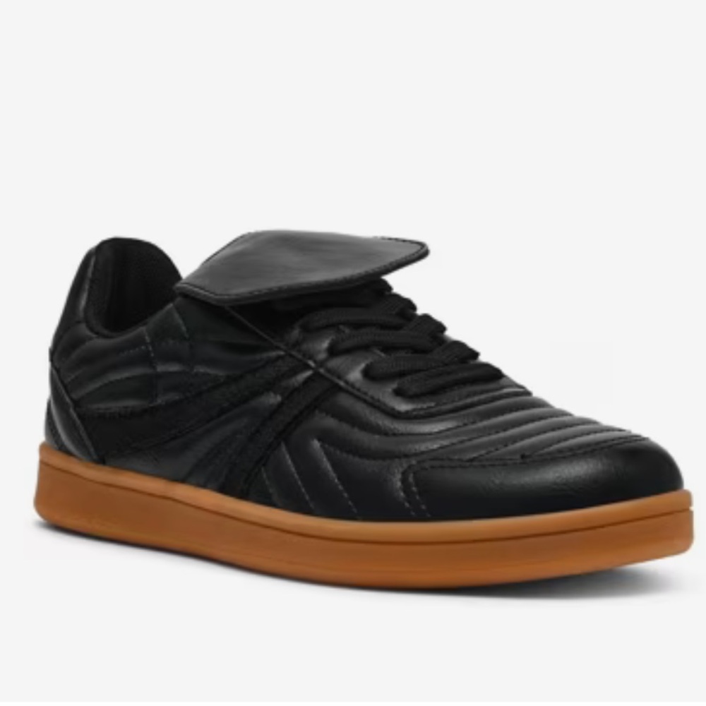 Steve Madden Madrid Low Top Sneakers in great used condition size 10